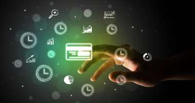 Ekranda el çizimi kredi kartı simgeleri ile multimedya arayüzüne dokunan iş adamı parmağı fütürist kavram