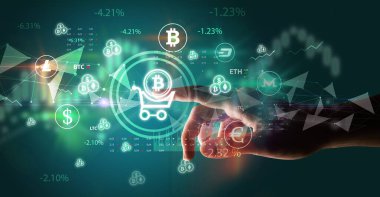 Multimedya dokunmatik ekran fütüristik konsept üzerinde bitcoin sembollü alışveriş arabasını iten iş adamı