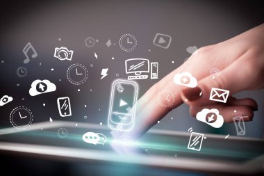 Elle çizilmiş bir dokunmatik ekran yakın plan müzik simgeleri, dijital dönem konsepti