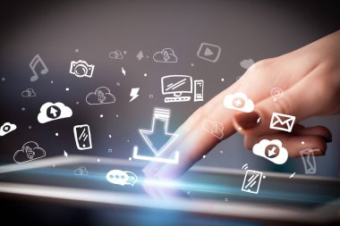 Elle çizilmiş simgeleri, dijital dönem kavramını içeren dokunmatik ekranın yakın plan görüntüsü