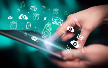 Elle çizilmiş bitcoin simgeleriyle bir dokunmatik ekran yakın plan, dijital dönem konsepti