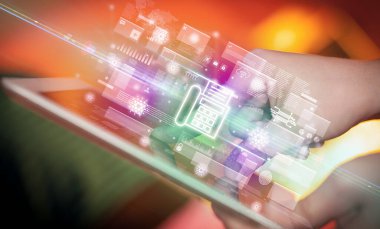 Faks simgeleri içeren tablet kullanan bir elin yakın çekimi, dijital para birimi kavramı