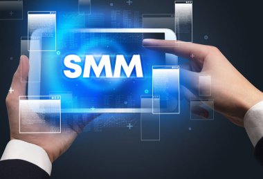 SMM kısaltmalı el ele tutuşma tabletinin yakın çekimi, modern teknoloji kavramı