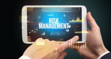 RISK MANAGEMENT yazıtları ve modern iş konseptiyle el ele tutuşmalar