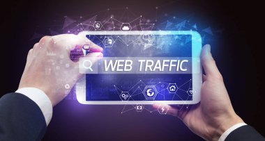 Web TRAFFIC yazıtları ve yüksek teknoloji bilgisayar kavramını arayan bir tabletin yakın plan görüntüsü