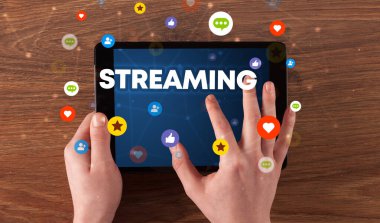 STREAMING yazıtları, sosyal ağ konsepti ile dokunmatik ekranın yakın plan görüntüsü