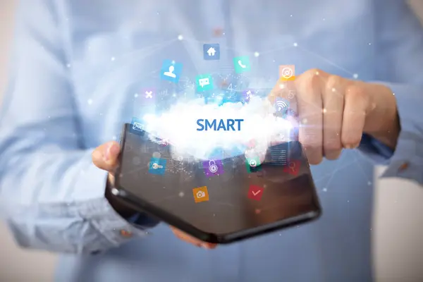 Бизнесмен Складным Смартфоном Надписью Smart Технологическая Концепция Стоковое Фото