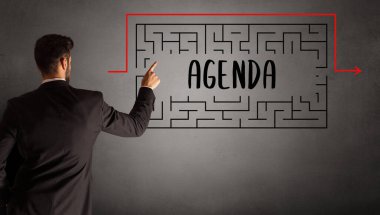 AGENDA yazısıyla labirent çizen işadamı, iş eğitimi kavramı