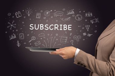 SUBSCRIBE yazıtları, sosyal medya kavramı ile dokunmatik ekranın yakın plan görüntüsü