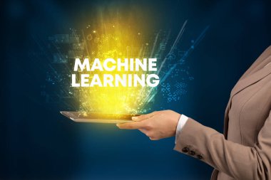 Bir dokunmatik ekran yakın çekim MACHINE öğrenme yazıt, yenilikçi teknoloji konsepti