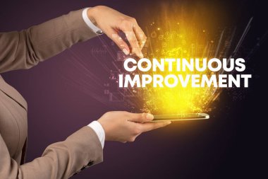 KONTINUOUS İMPROVEMENT yazıt, yenilikçi teknoloji konsepti ile bir dokunmatik ekran yakın çekim