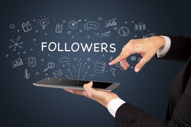 FOLLOWERS yazıtları ve sosyal medya konseptiyle dokunmatik ekranın yakın plan görüntüsü