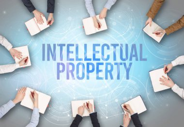 INTELLECTUAL MÜLKESİ YARIŞMA, web güvenlik kavramı olan bir dizüstü bilgisayarın önünde bir grup insan