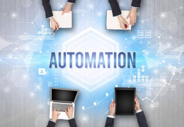 Bir Ofiste Çalışan Meşgul İnsanlar Grubu AUTOMATION yazıtları, modern teknoloji konsepti