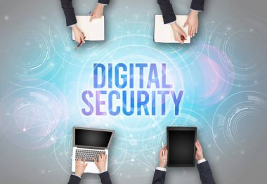 YÖNETİM GÜVENLİK içgüdü, web güvenliği kavramına sahip bir dizüstü bilgisayarın önünde bir grup insan