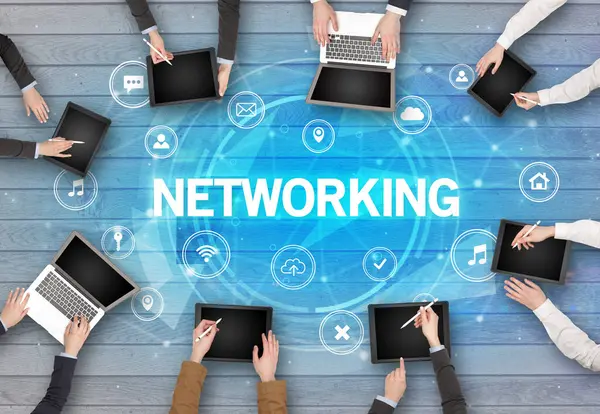 NETworking Insciption, sosyal ağ konsepti ile toplantı yapan bir grup insan