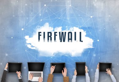 Bir grup insan FiREWALL ile toplantı yapıyor, web güvenlik kavramı