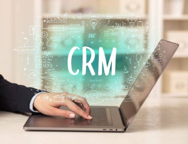CRM kısaltması modern teknoloji konseptiyle yeni modern bilgisayarlar üzerinde çalışıyoruz.