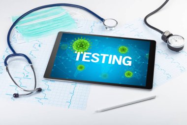 TESTING yazıtları ve mikrobiyoloji kavramına sahip bir tabletin yakın plan görüntüsü