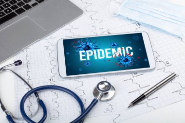 Beyaz yüzeyde EPIDEMIC yazıtlı tablet pc ve doktor araçları, salgın konsepti