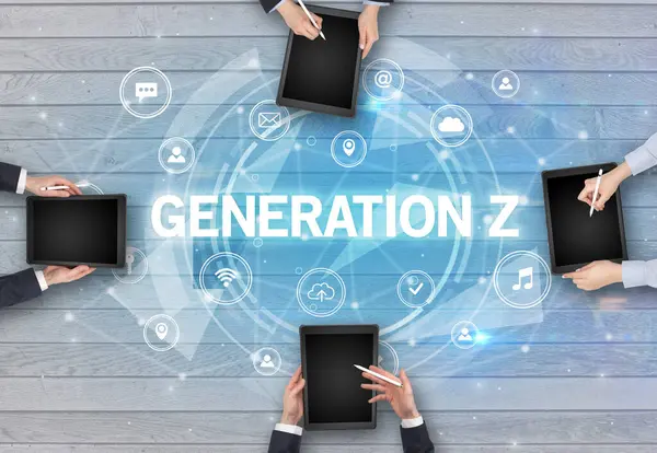 GENERATION Z insciption, sosyal ağ konsepti ile toplantı yapan bir grup insan