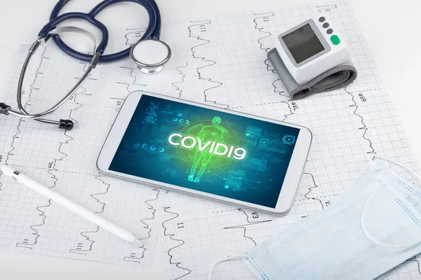 COVID19 yazıtları, koronavirüs kavramına sahip tablet bilgisayar ve doktor araçları