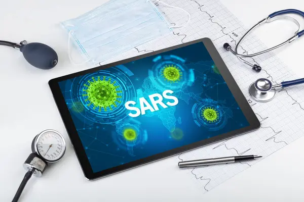 SARS yazıtlı, mikrobiyoloji kavramına sahip bir tabletin yakın görüntüsü
