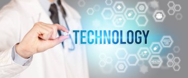 TECHNOLOGY yazıtlı, tıbbi konseptli bir ilaç veren bir doktorun yakın çekimi.