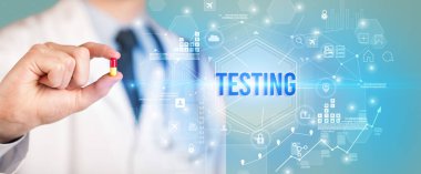 Doktor TESTING yazıtlı bir hap veriyor, yeni teknoloji çözüm konsepti