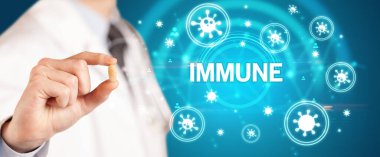 IMMUNE yazıtlı, koronavirüs konseptli ilaç veren doktor.