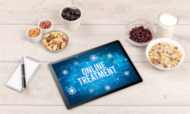 Tablet PC 'deki ONLINE Tedavi Konsepti Sağlıklı yiyecekler, üst görünüm