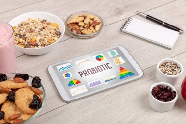 Organik gıda ve tablet bilgisayarı PROBIOTIC yazısını, sağlıklı beslenme bileşimini gösteriyor