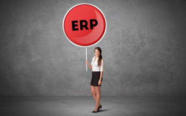 Genç iş adamı ERP kısaltmalı trafik levhası taşıyor, teknoloji çözüm kavramı