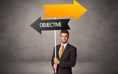 OBJECTIVE yazıtları, iş yönetimi kavramı ile günlük bekleme yolu tabelasında genç iş adamı