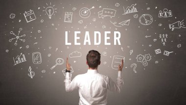 Lider yazıtları ve modern iş konsepti olan bir iş adamının arka görünüşü