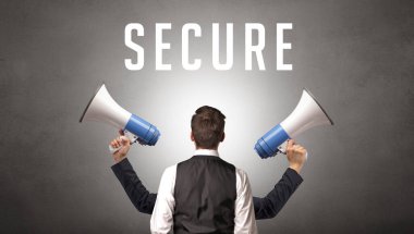 SECURE yazıtları ve siber güvenlik kavramına sahip bir işadamının arka görünüşü