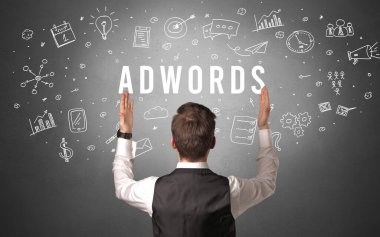 ADWORDS yazıtları, modern iş konsepti olan bir işadamının arka görünüşü