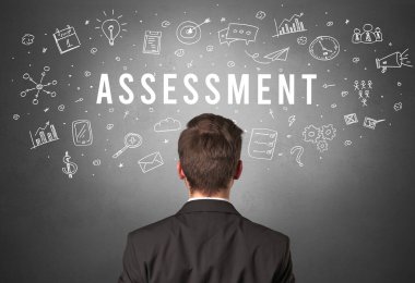 ASSESSMENT yazıtları, modern iş konsepti olan bir işadamının arka görüşü