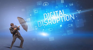 Siber saldırı ve DIGITAL DISRUPTION yazıtları ve çevrimiçi güvenlik kavramına karşı şemsiyeyle savunma yapan iş adamı