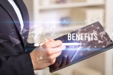 BENEFITS yazıtları ve modern iş teknolojisi kavramı olan tablet kullanarak elleri kapat