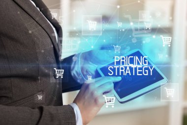 Genç kişi online alışveriş uygulaması üzerinden PRICING STRATEGY yazıtları ile alışveriş yapıyor