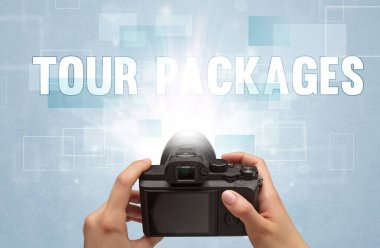 Tour PACKAGES yazıtları ve seyahat konsepti olan bir dijital kameranın yakın çekimi