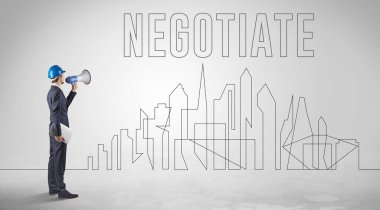 Elinde NEGOTIATE yazıtları, mühendisliği ve mimari konsepti olan sağlam şapkalı bir işadamı.