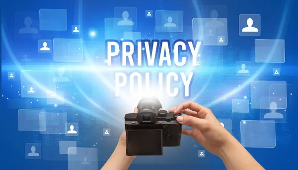 Närbild Handhållen Kamera Med Privacy Policy Inskription Videoövervakning Koncept — Stockfoto