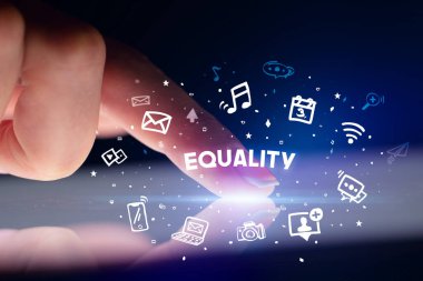 Çizilmiş sosyal medya simgeleri ve Eşitlik yazıt, sosyal ağ kavramı ile parmak dokunma tablet