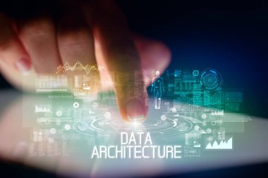 Web teknolojisi simgeleri ve DATA ARCHITECTURE yazıtları ile tablete dokunmak