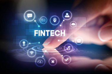 Web teknolojisi simgeleri ve Fintech yazıtları ile tablete dokunmak, web teknolojisi kavramı