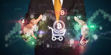 Bitcoin sembollü alışveriş arabası tutan bir işadamı, yatırım konsepti
