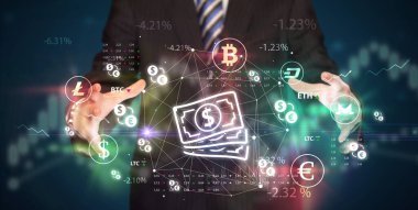 Nakit para simgesi taşıyan bir işadamı, yatırım konsepti