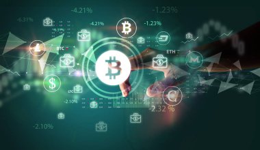 İş adamı, multimedya dokunmatik ekran fütüristik konseptinde bitcoin sembolünü elle bastırıyor